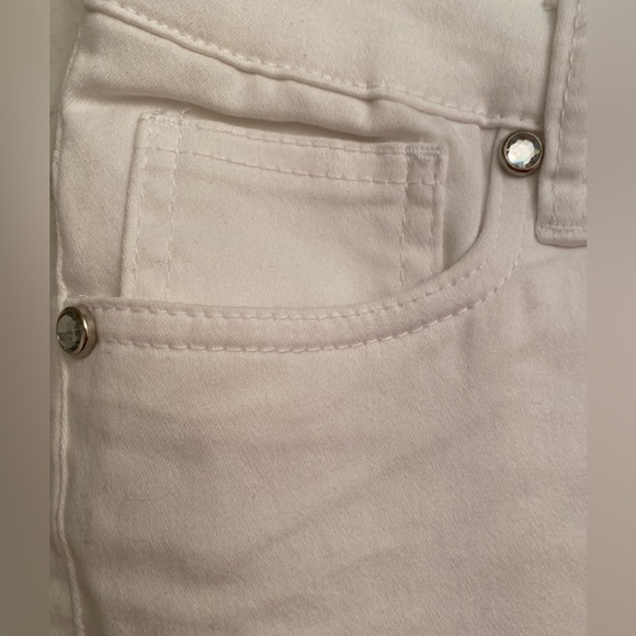 NWOT Women’s Venus White Skinny Jeans Size 10 with Floral Decals on the Legs - Picture 3 of 9